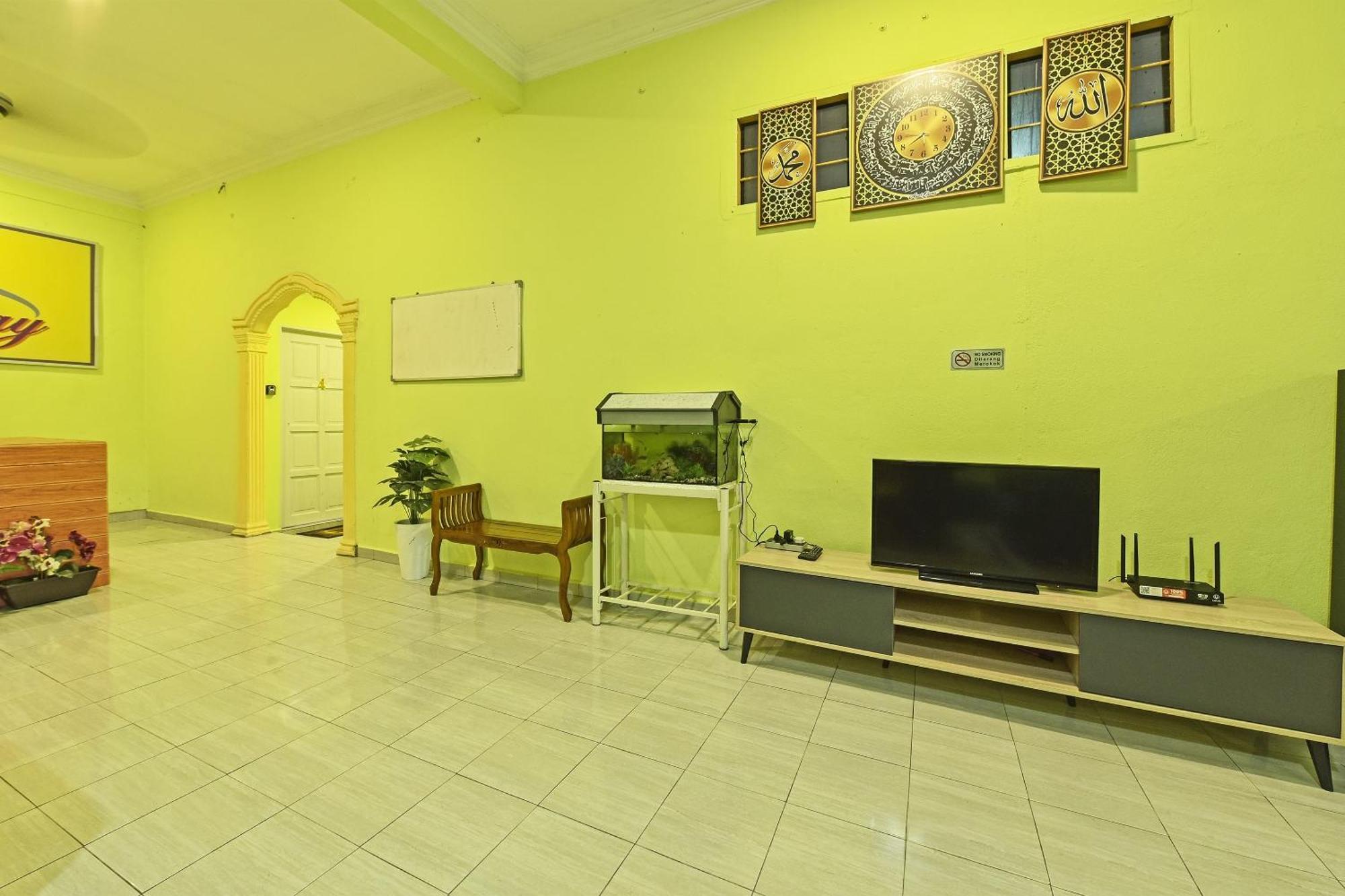 Oyo 90551 Zn Mix Homestay & Roomstay Kampung Raja エクステリア 写真