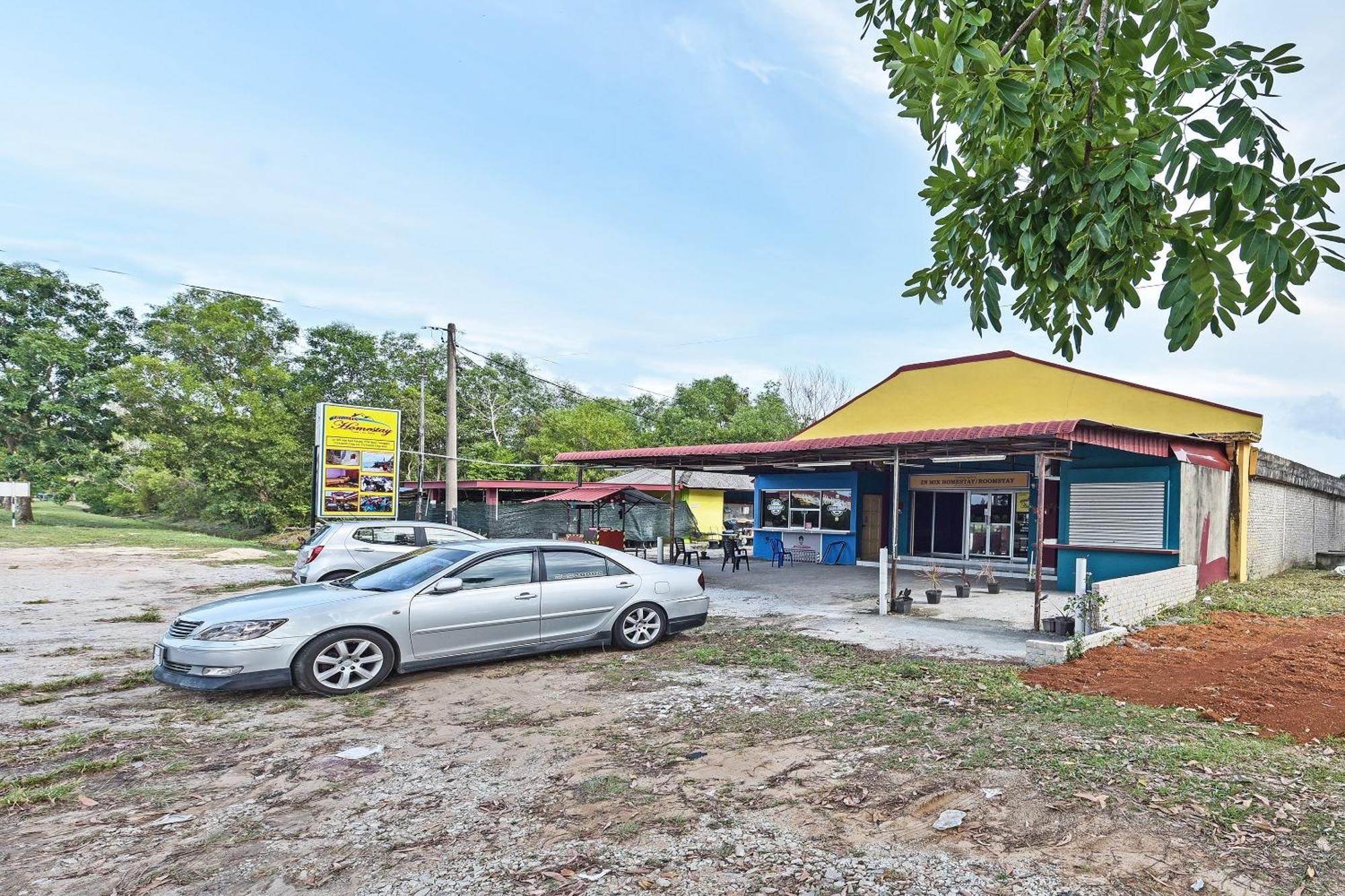 Oyo 90551 Zn Mix Homestay & Roomstay Kampung Raja エクステリア 写真